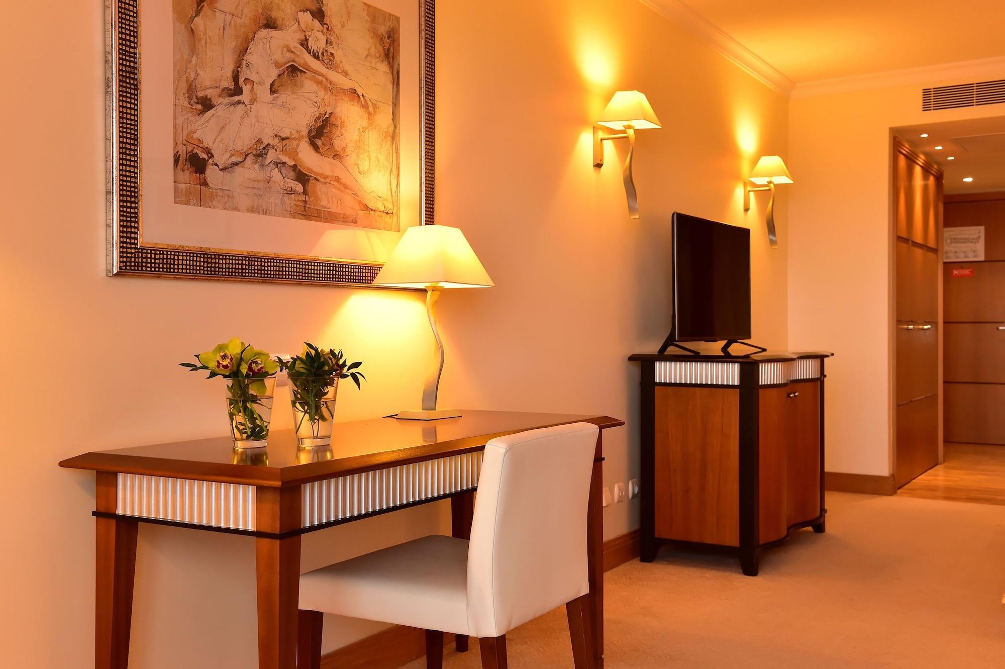 Pestana Grand Ocean Resort Hotel Funchal  Exterior foto A room at the hotel
