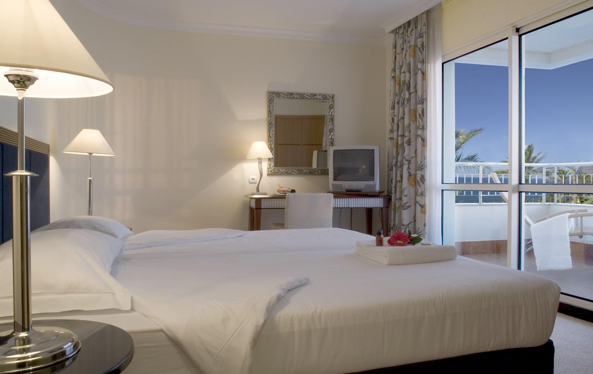 Pestana Grand Ocean Resort Hotel Funchal  Exterior foto A room at the hotel