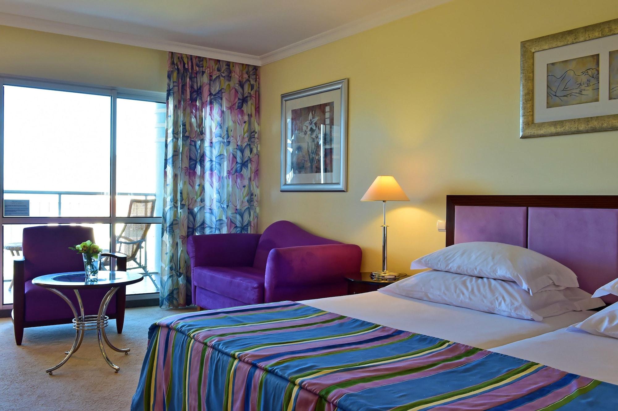 Pestana Grand Ocean Resort Hotel Funchal  Exterior foto A room at the hotel