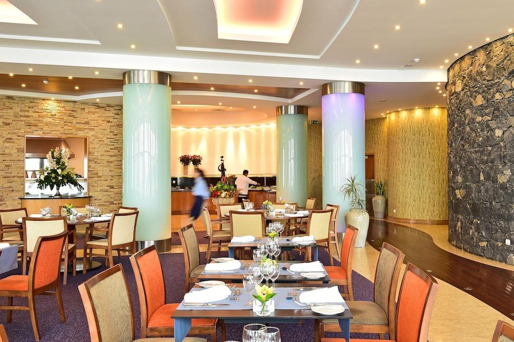 Pestana Grand Ocean Resort Hotel Funchal  Exterior foto The restaurant