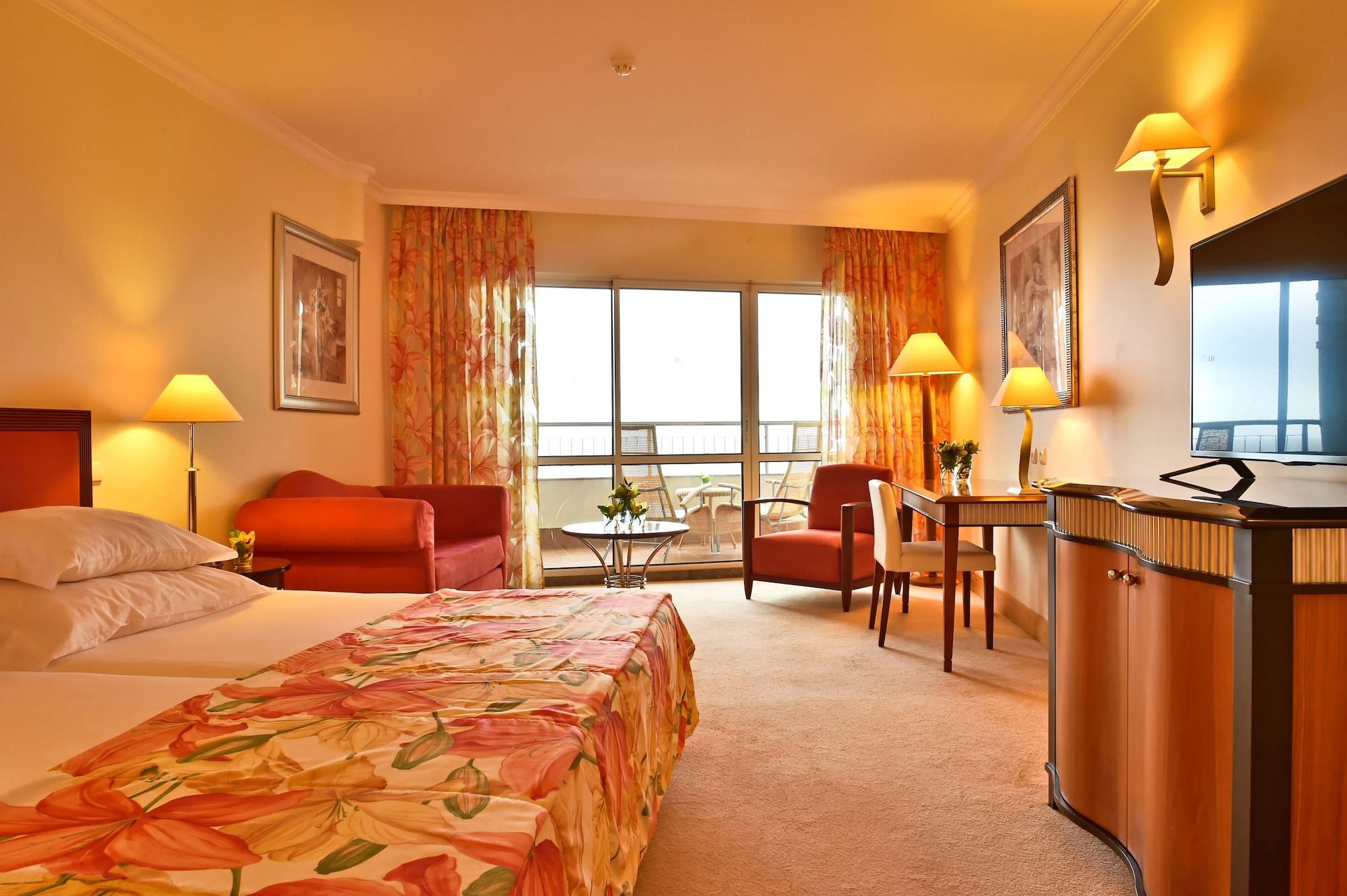 Pestana Grand Ocean Resort Hotel Funchal  Exterior foto A room at the Hilton London Heathrow
