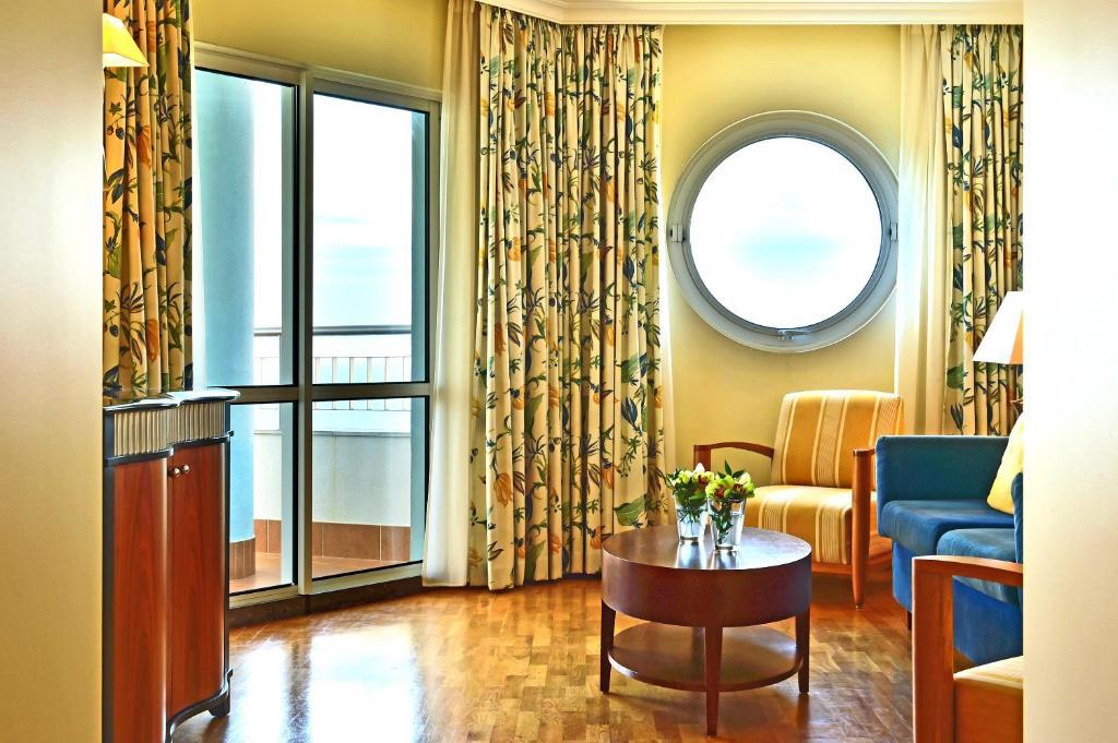 Pestana Grand Ocean Resort Hotel Funchal  Exterior foto A suite on the cruise ship