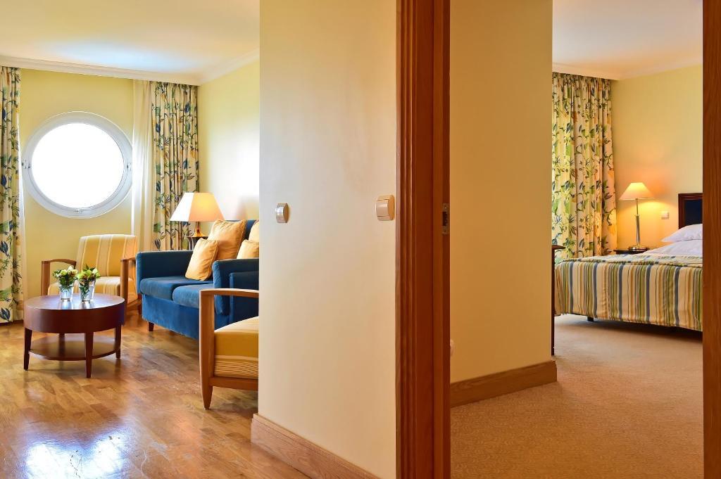 Pestana Grand Ocean Resort Hotel Funchal  Exterior foto A suite at the Hotel