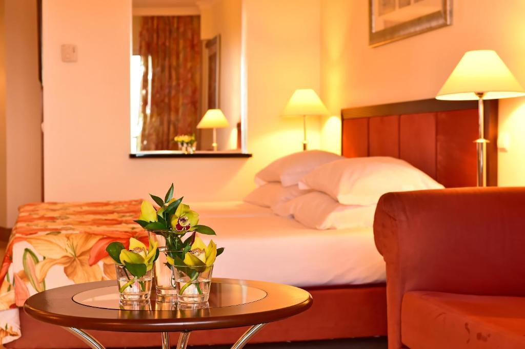 Pestana Grand Ocean Resort Hotel Funchal  Exterior foto A room at the hotel