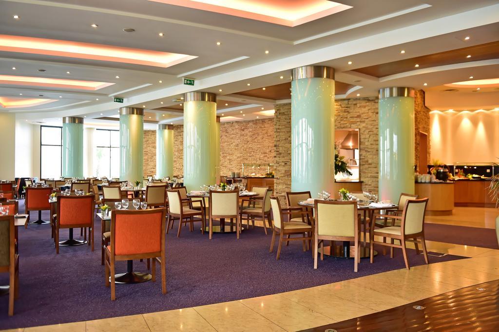 Pestana Grand Ocean Resort Hotel Funchal  Exterior foto The restaurant